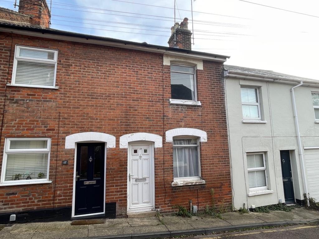 Lot: 126 - TERRACE HOUSE FOR IMPROVEMENT IN COLCHESTER CITY CENTRE - Front view of the two bedroom house in Colchester City Centre
